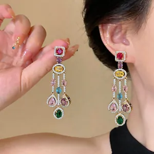 Elegante antike Kronleuchter-Ohrringe mit bunten Zirkonen und hochwertiger Vergoldung