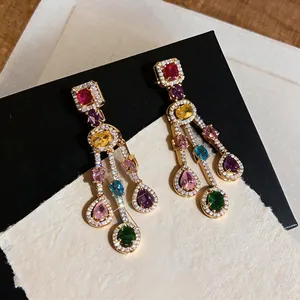 Vergoldete 18 Karat Tropfenohrringe mit bunten Zirkonen im luxuriösen Palaststil.