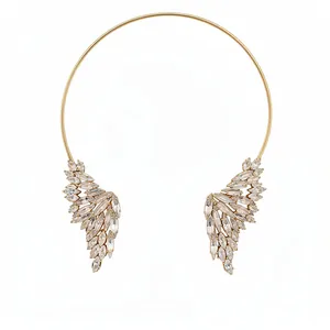 Elegante collana girocollo con ali dorate e accenti di cristallo scintillante