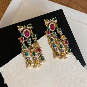 Detailansicht der 18 Karat vergoldeten Ohrringe mit bunten Edelsteinen im Vintage-Stil