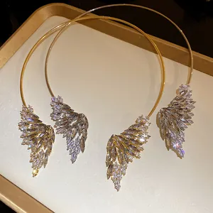 Elegante girocollo di lusso a forma di ala con intricati dettagli in strass e cristalli