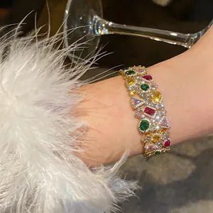 Detailaufnahme eines luxuriösen 18 Karat vergoldeten Armbands mit bunten Zirkoniasteinen