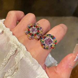 Nahaufnahme von mit 18 Karat vergoldeten Blumenringen mit leuchtend bunten Zirkonia.