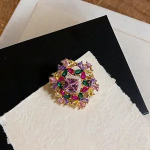 Nahaufnahme eines vergoldeten Blumenrings mit bunten Zirkonia im edlen Vintage-Barock-Stil