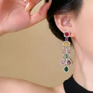 Nahaufnahme von luxuriösen 18 Karat vergoldeten Kronleuchter-Ohrringen mit Zirkonia