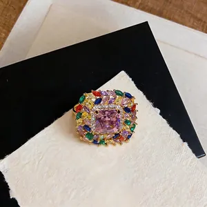 Detailansicht eines 18 Karat vergoldeten Vintage-Rings mit bunten Zirkoniasteinen