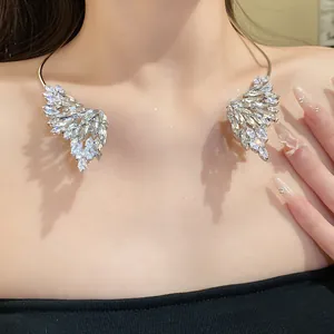 Dettaglio di un elegante girocollo in argento con ali di strass sul collo del modello