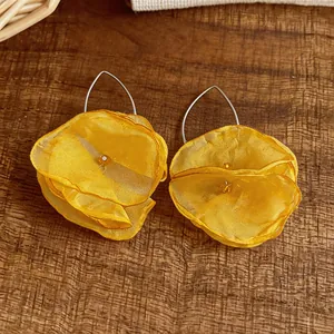 Nahaufnahme der gelben Chiffon-Blumenohrringe mit feiner Schichtstruktur der Blütenblätter