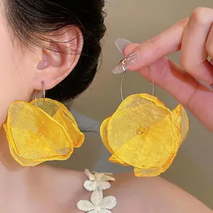 Detailansicht der übergroßen gelben Chiffon-Blumen-Creolen für eleganten Sommerstil