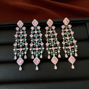Boucles d'oreilles luxueuses à pompon plaquées or 18 carats avec zircons roses et verts