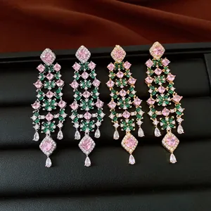 Boucles d'oreilles pendantes fleurs en zircons plaquées or 18k avec pierres roses et vertes.