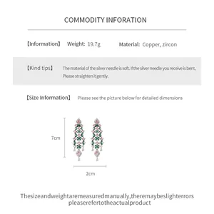 Détails de taille et matériaux pour les boucles d'oreilles pampilles à fleurs en zircon rose.