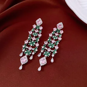 Vue détaillée du design floral élégant des boucles d'oreilles en zircons roses et verts