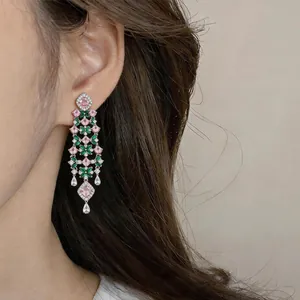 Gros plan de boucles d'oreilles à pampilles fleurs en zircon rose et vert plaqué or 18k