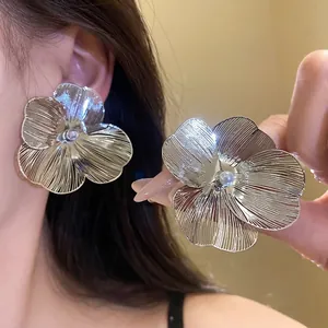 Exaggerated Silver Brushed Metal Flower Artificial Pearl Ear Clips For Women Lightweight Luxury Floral Non Pierced Earrings Jewelry