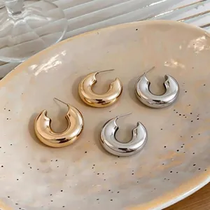 Minimalist minimalist C-shaped metallic hoop earrings in gold and silver finish on plate