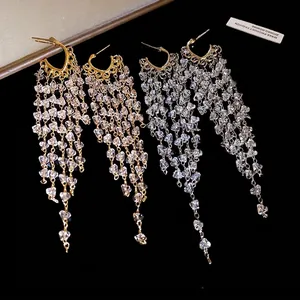 Boucles d'oreilles créoles en C avec de longs glands en perles de cristal étincelantes