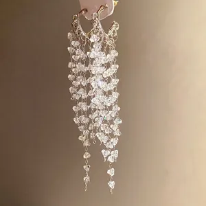 Élégantes boucles d'oreilles créoles en C argentées avec de longs glands en cristal