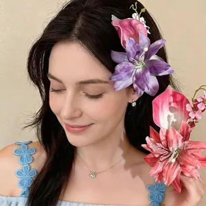 Eleganti fermagli per capelli con gigli artificiali in stile vacanza su una modella