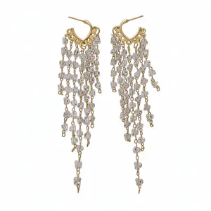 Élégantes boucles d'oreilles créoles dorées en C avec glands de perles en cristal fin