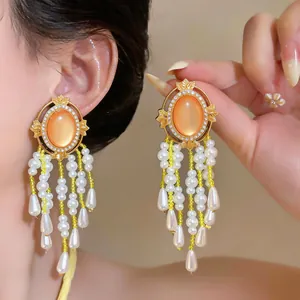 Elegante Vintage-Ohrhänger mit ovalem orangefarbenem Stein und Wassertropfen-Perlensträngen