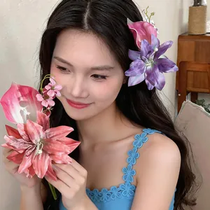Primo piano di una modella con una grande clip per capelli a giglio viola stile vacanza