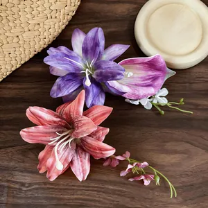 Primo piano di fermagli per capelli con fiori artificiali viola e rosa su fondo legno