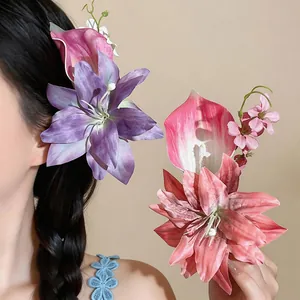 Dettaglio ravvicinato di vivaci fermagli per capelli con fiori artificiali rosa e viola