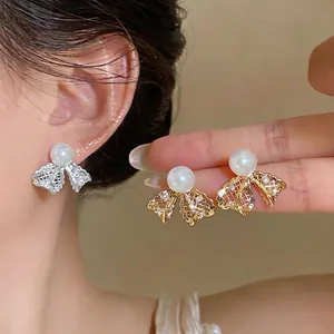 Orecchini a Bottone con Fiocco e Perla Placcati Oro 18K Perno in Argento Zirconia Intarsiata Orecchini di Design Donna