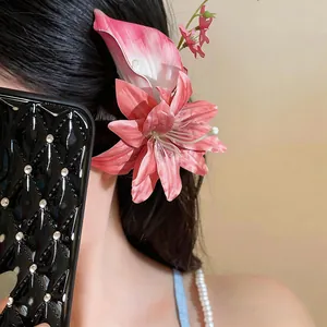 Vista macro dettagliata di un fermaglio per capelli a giglio rosa su lunghi capelli scuri