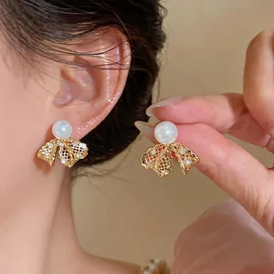 Eleganti orecchini a lobo a fiocco placcati oro 18K con perla bianca e cristalli