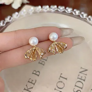 Eleganti orecchini a fiocco placcati in oro 18 carati con perle bianche tonde per donna