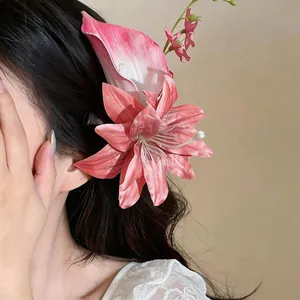 Primo piano dettagliato che mostra una clip per capelli a fiori rosa su capelli lunghi
