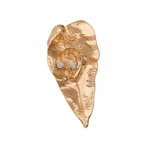 Elegante spilla a forma di foglia e orecchio dorata con strass scintillanti.