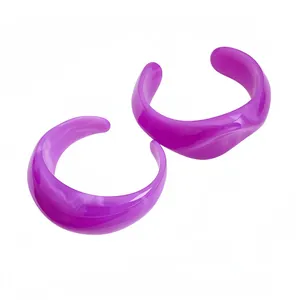 Elegante set di due bracciali rigidi in acrilico viola traslucido con finitura marmorizzata