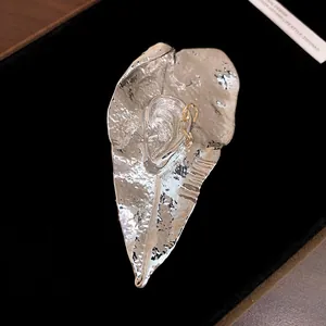 Macro di spilla a foglia d'argento testurizzata con motivo a orecchio e cristalli