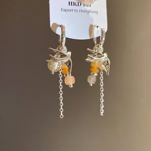 Pendientes de aro de golondrina plateados con borlas de perlas y cuentas naranjas
