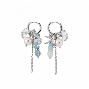 Elegantes pendientes de aro plateados con golondrina, perlas, cuentas azules y borlas de cadena