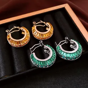 Orecchini a cerchio vintage in argento con cristalli baguette in un'esposizione di lusso