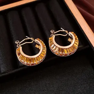 Orecchini a cerchio vintage dorati con strass ambrati in scatola portagioie
