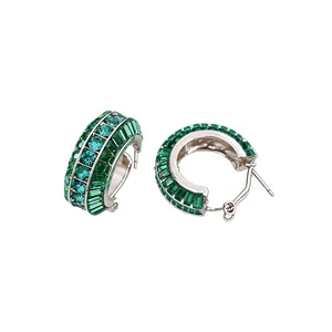 Orecchini a cerchio vintage in argento con cristalli verdi rettangolari e rotondi.