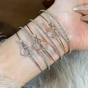 Brazalete de doble capa con corazón y circonitas en oro rosa y plata estilo francés