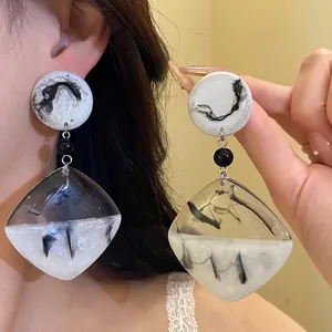 Eleganti orecchini pendenti in resina con effetto marmo inchiostro bianco e nero e design