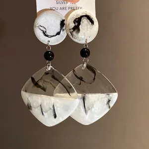 Orecchini pendenti artistici in resina marmorizzata con perni in argento sterling 925