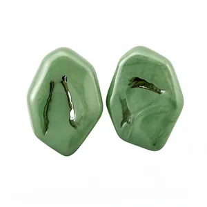 Orecchini a lobo in resina marmorizzata verde irregolare dal design vintage unico