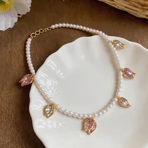 Collier élégant en perles de tulipe en zircone sur une assiette décorative en coquille.
