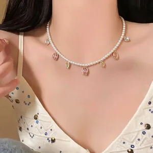 Collier ras du cou en perles avec pendentifs tulipes en zircon rose