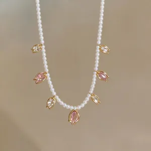 Élégant collier de perles fait main avec breloques tulipes en zircon rose et clair doré