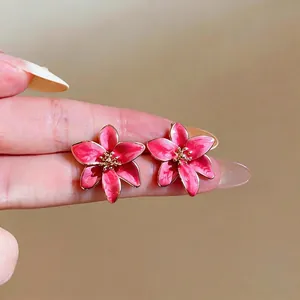 Eleganti orecchini a lobo a fiore in smalto rosa con dettagli dorati e ago in argento