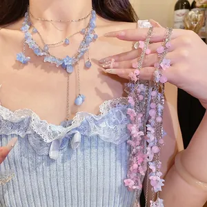 Elegante mehrlagige Halskette mit rosa und blauen Blumenperlen für einen romantischen Look.
